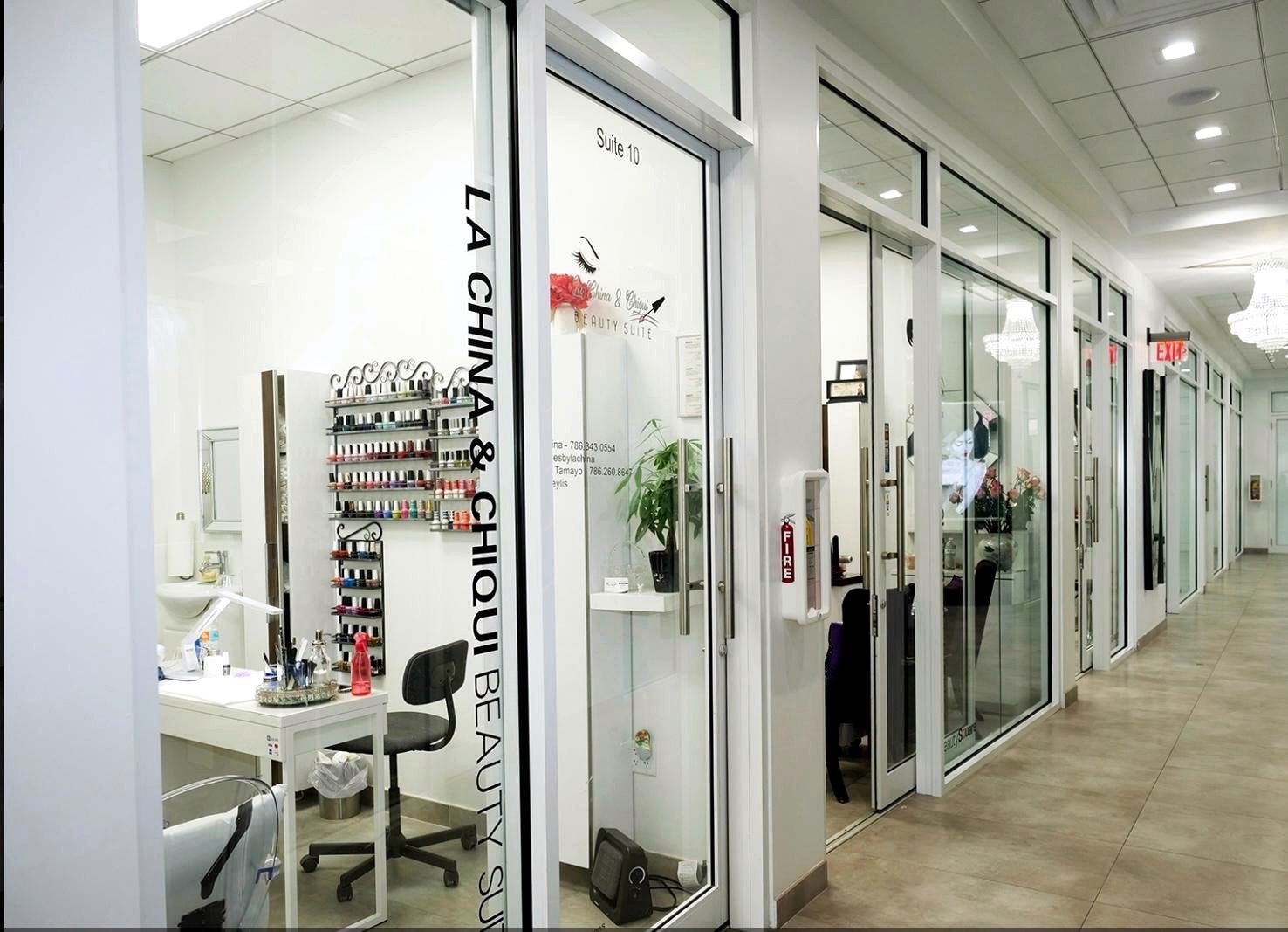 Glass partition walls in a salon